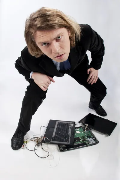 Divertente ritratto di un uomo d'affari con computer portatile rotto — Foto Stock