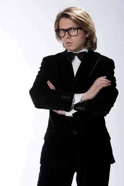 Przystojny angielski dżentelmen z ramionami skrzyżowanymi sobie eleganckie ubrania — Zdjęcie stockowe