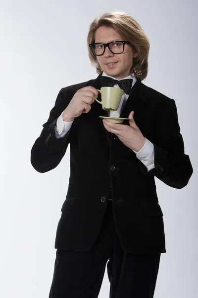 Bohatý mladý pán pije šálek čaje nebo cafee — Stock fotografie