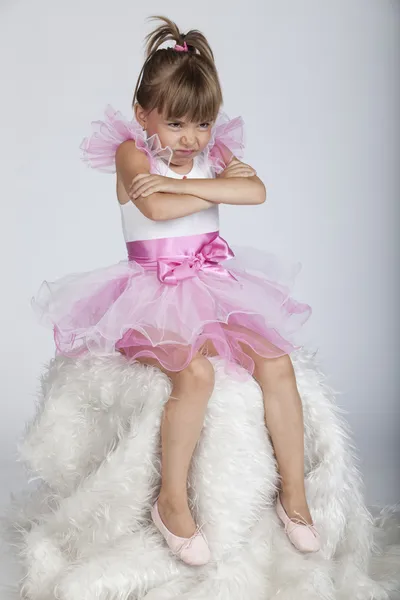 小捣蛋芭蕾舞女演员着她的手臂交叉 图库照片