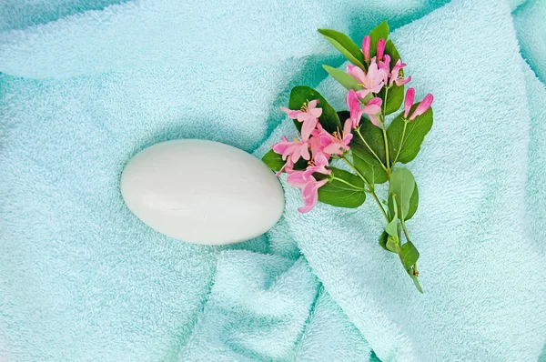 Jabón sobre una toalla azul — Foto de Stock
