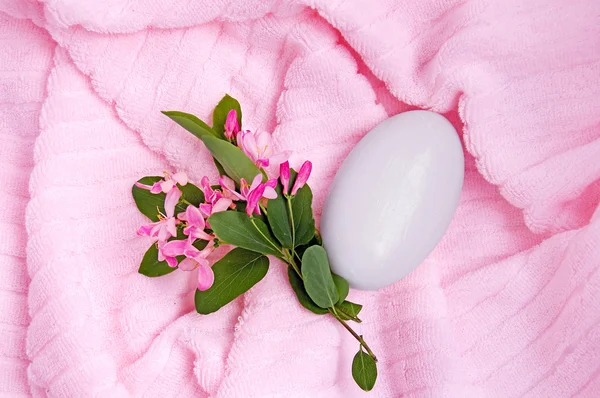 Seife auf einem rosa Handtuch _ 1 — Stockfoto