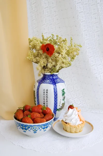 Stock image Still life with strawberries and cake