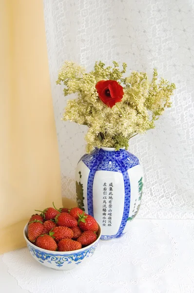 stock image Still life with strawberries and flowers