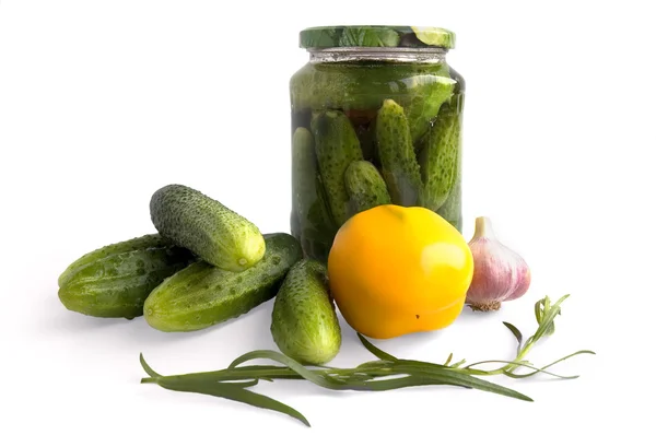 Ingemaakte komkommer in glazen pot — Stockfoto