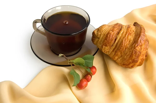 Braune Tasse Tee und Croissants — Stockfoto