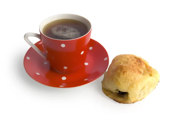 Красная чашка кофе и булочка — стоковое фото