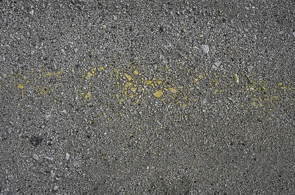 Aplastado con una tira de pintura amarilla — Foto de Stock