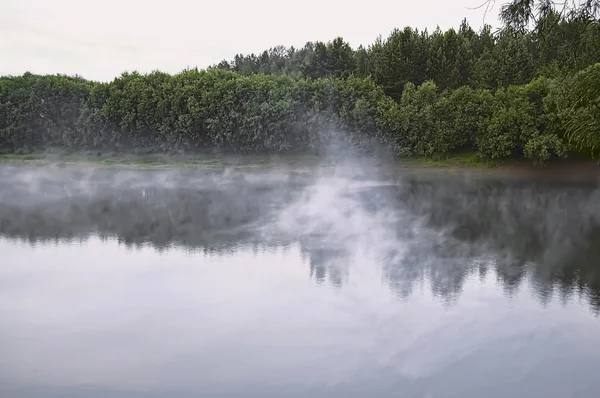 Kabut di atas sungai — Stok Foto