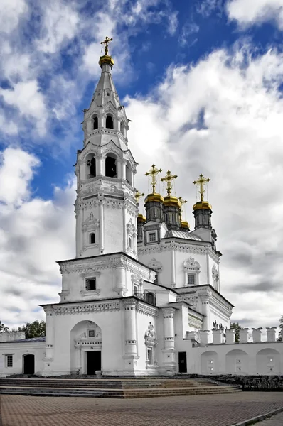 Katedrála Nejsvětější Trojice s zvonice — Stock fotografie