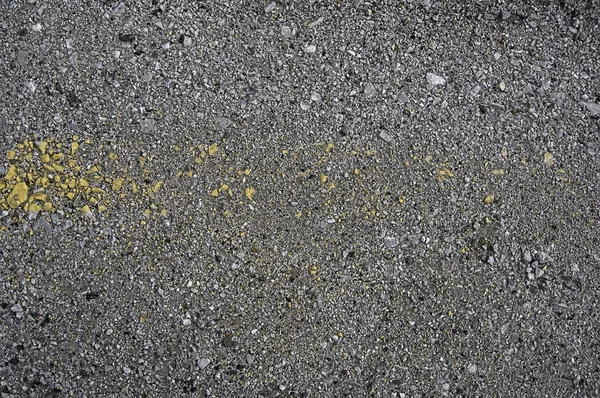 Escombros com tinta amarela — Fotografia de Stock