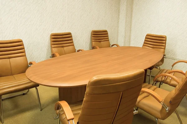 Table and chairs in the office — Stock Photo, Image