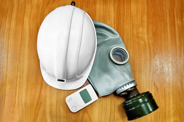 The white helmet, gas mask and dosimeter — Stock Photo, Image