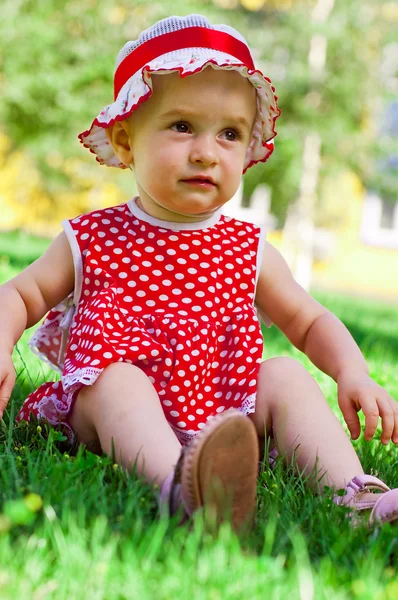 Szczęśliwa dziewczynka na trawnik — Zdjęcie stockowe