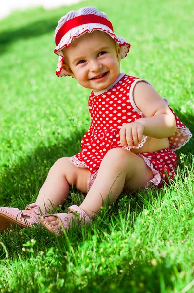 Ευτυχισμένη κοριτσάκι σε έναν χορτοτάπητα — Φωτογραφία Αρχείου