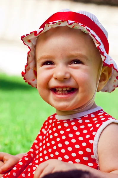 Щаслива маленька дівчинка на газоні — стокове фото