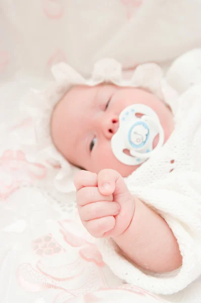 Hand av det nyfödda barnet — Stockfoto