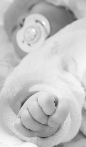 Mano del bebé recién nacido — Foto de Stock