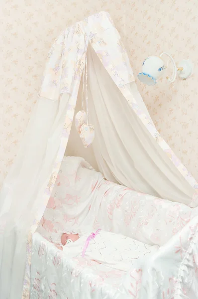 Filho recém-nascido em uma cama — Fotografia de Stock