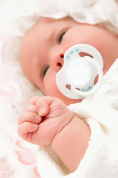 Mano del bebé recién nacido — Foto de Stock