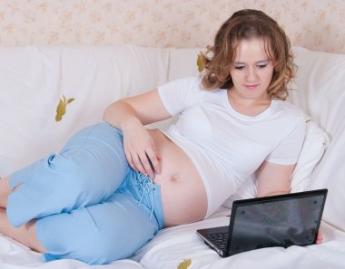 dizüstü bilgisayar ile hamile kadın