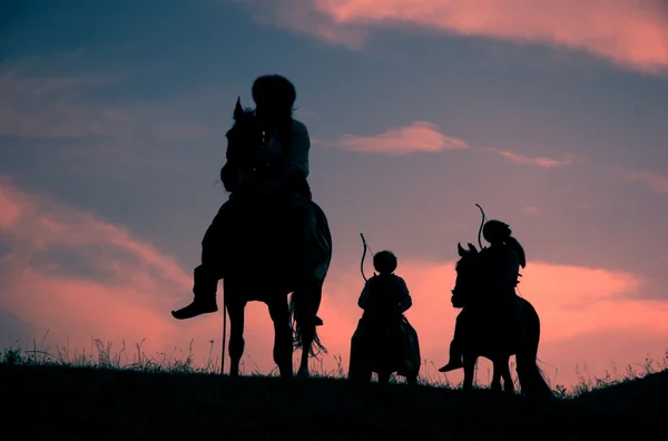 Équitation cavaliers nomades au coucher du soleil — Photo