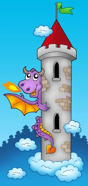 Фіолетовий дракон на вежі замку — стокове фото