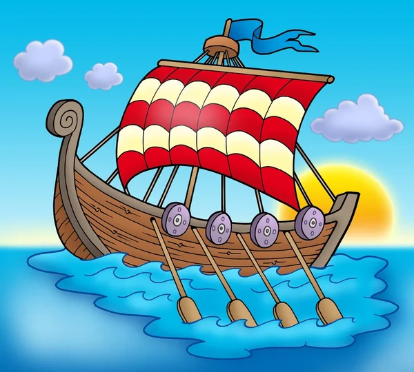 Лодка викингов в море — стоковое фото