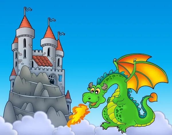 Зеленый дракон с замком на холме — стоковое фото