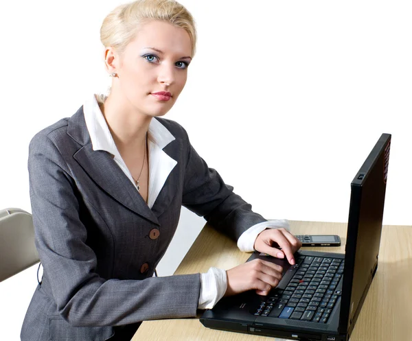 Mujer joven trabajando en el ordenador sobre fondo blanco —  Fotos de Stock