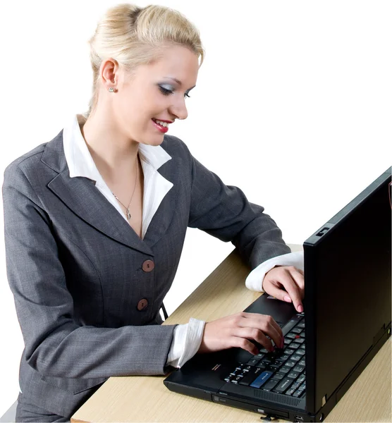Молода жінка працює на комп'ютері на білому тлі — стокове фото