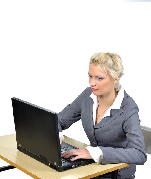 Νεαρή γυναίκα που εργάζεται στον υπολογιστή σε άσπρο φόντο — Φωτογραφία Αρχείου