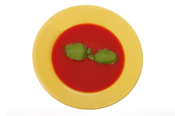 Томатний суп у жовтій тарілці — стокове фото