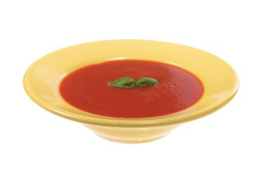 Sarı tabakta domates çorbası