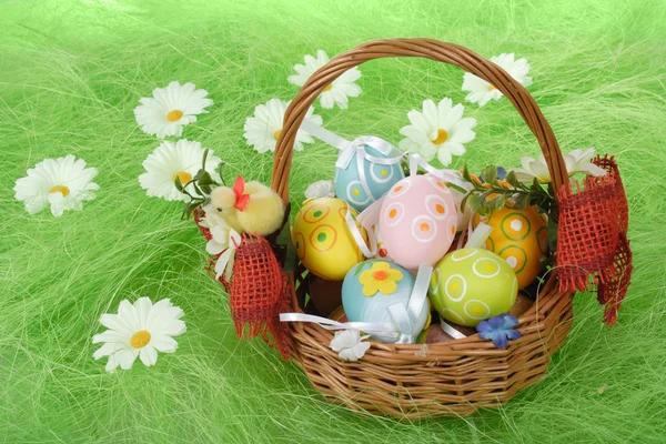 Velikonoční vejce v košíku — Stock fotografie