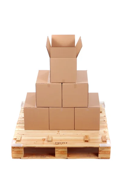 Caixas de papelão na paleta de madeira — Fotografia de Stock