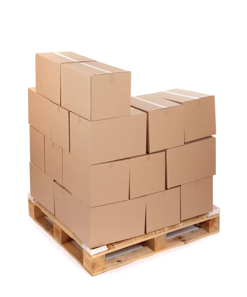 Картонные коробки на деревянной палитре — стоковое фото