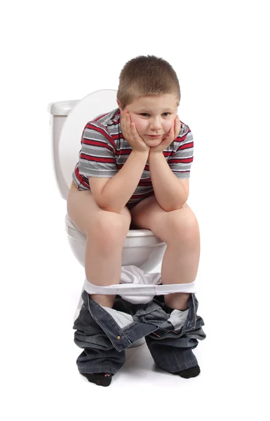 Malý chlapec sedí na WC — Stock fotografie
