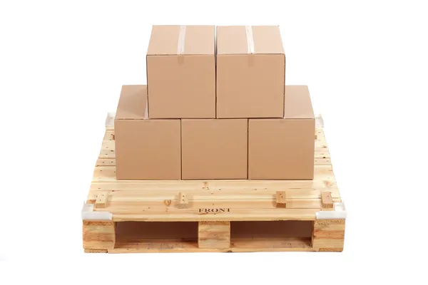 Κουτιά από χαρτόνι σε ξύλινη παλέτα — Φωτογραφία Αρχείου