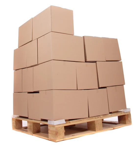 Kartonnen dozen op houten palet — Stockfoto
