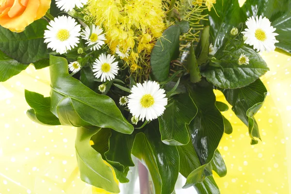 Fiore fresco strette relazioni di bouquet di compleanno — Foto Stock
