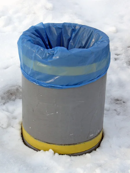 Opróżnij Kosz, biały śnieg, koncepcja śmieci — Zdjęcie stockowe