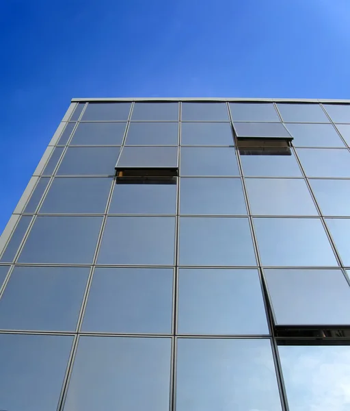 玻璃反光的办公大楼，阳光灿烂 — 图库照片