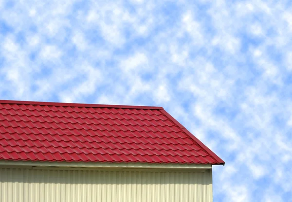 红瓦屋顶上蔚蓝的天空，建设 — 图库照片