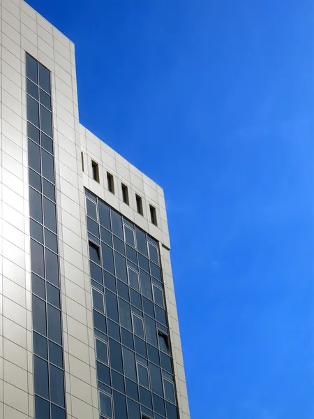 Edifício de escritório reflexivo de vidro, janelas — Fotografia de Stock