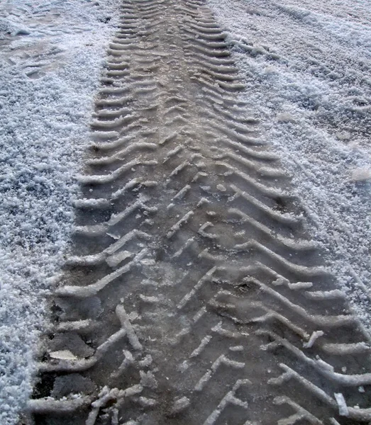 Автомобильная дорожка на снегу, асфальт — стоковое фото