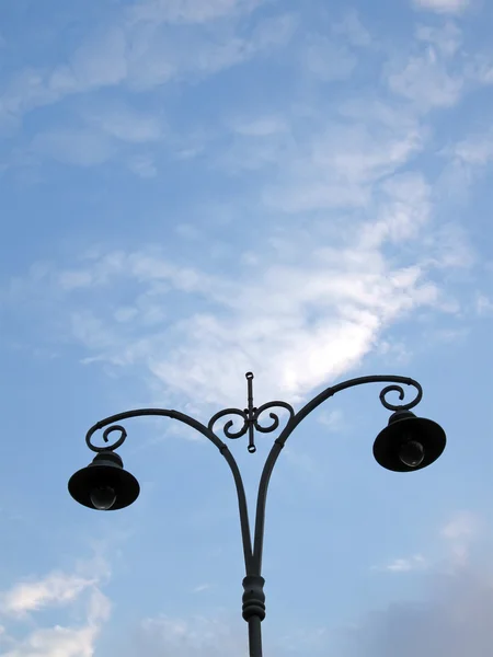 Straat lamp, blauwe hemel, wolken — Stockfoto