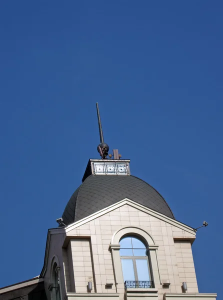Hohe Turmspitze am blauen Himmel, Bautätigkeit — Stockfoto