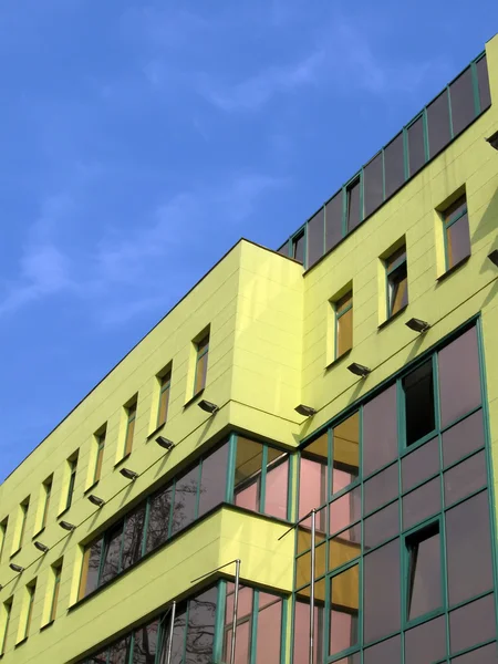 Neues gelbes Gebäude am blauen Himmel — Stockfoto