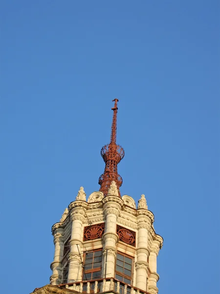 High spire on blue sky, construction — Stock Photo, Image
